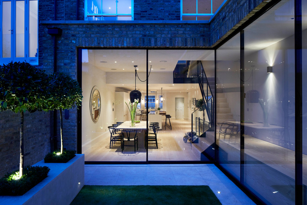 Ispirazione per un giardino formale minimalista esposto a mezz'ombra di medie dimensioni e dietro casa con pavimentazioni in pietra naturale