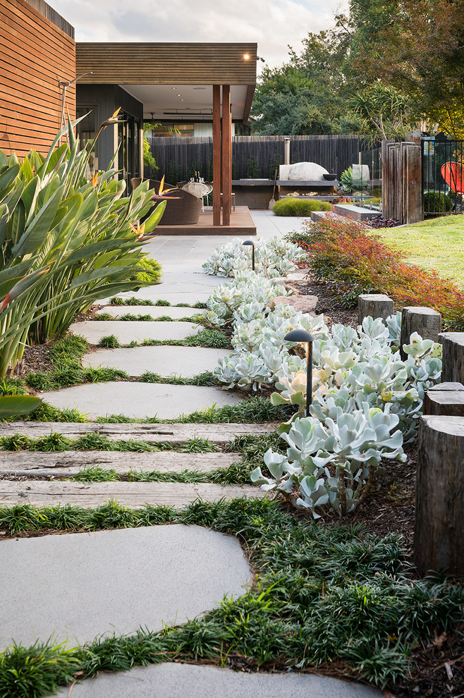 Moderner Garten hinter dem Haus mit direkter Sonneneinstrahlung und Betonboden in Melbourne