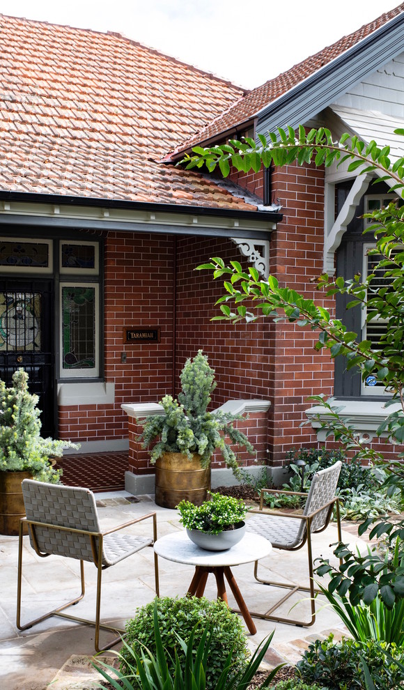 Esempio di un piccolo giardino formale classico esposto in pieno sole in cortile in primavera con un ingresso o sentiero e pavimentazioni in mattoni