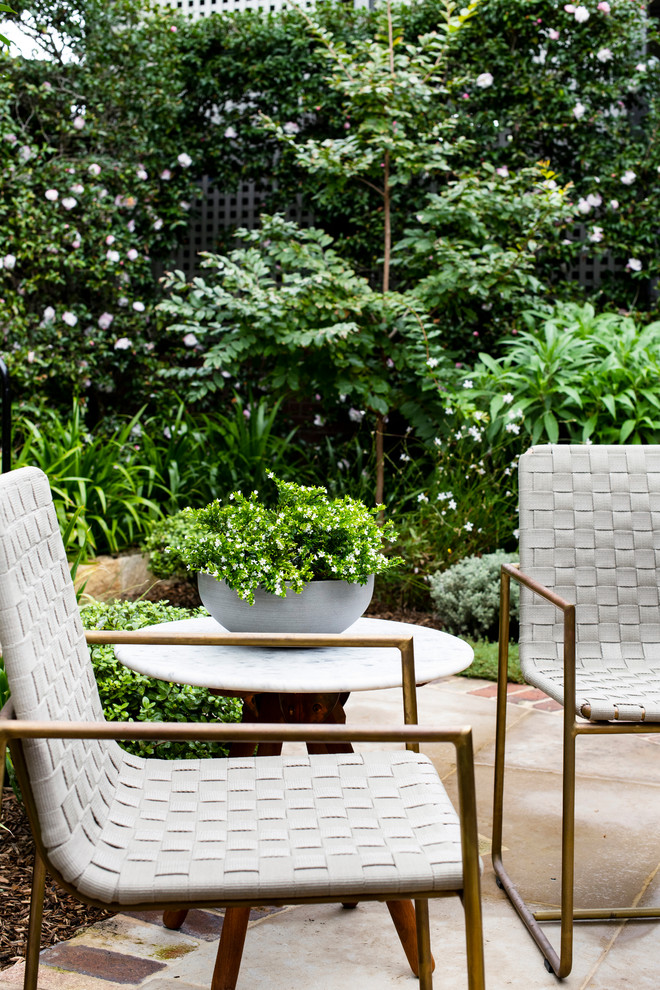 Пример оригинального дизайна: маленький солнечный, весенний регулярный сад на внутреннем дворе в классическом стиле с садовой дорожкой или калиткой, хорошей освещенностью и мощением клинкерной брусчаткой для на участке и в саду