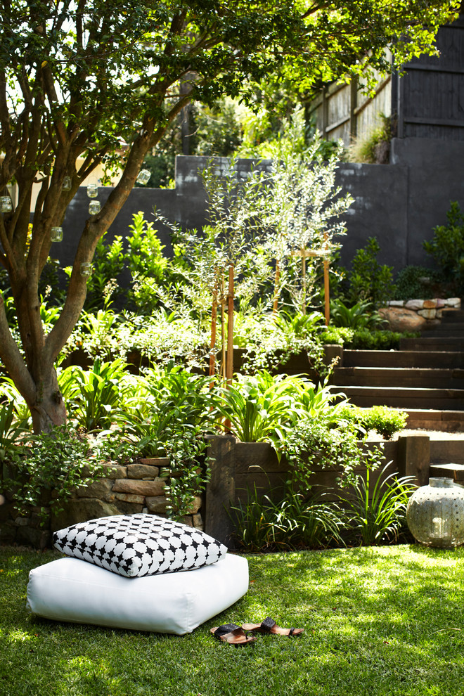 Geräumige Moderne Gartenmauer hinter dem Haus in Sydney