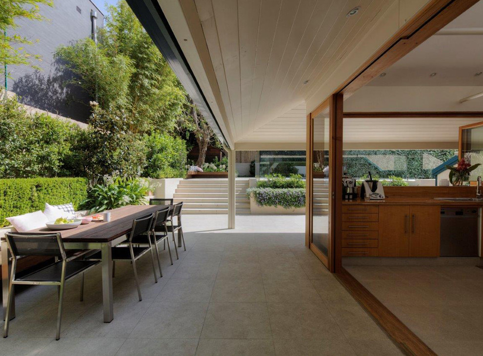 Photo of a contemporary backyard formal garden in Sydney for summer.