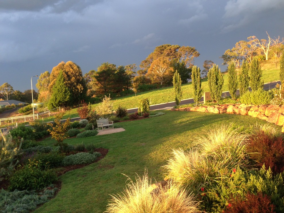 Mittelgroßer Uriger Vorgarten im Herbst mit direkter Sonneneinstrahlung und Mulch in Sydney