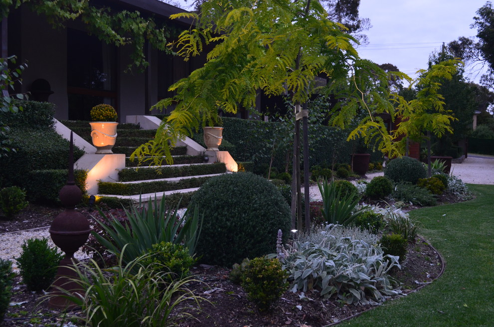 Design ideas for a traditional landscaping in Melbourne.