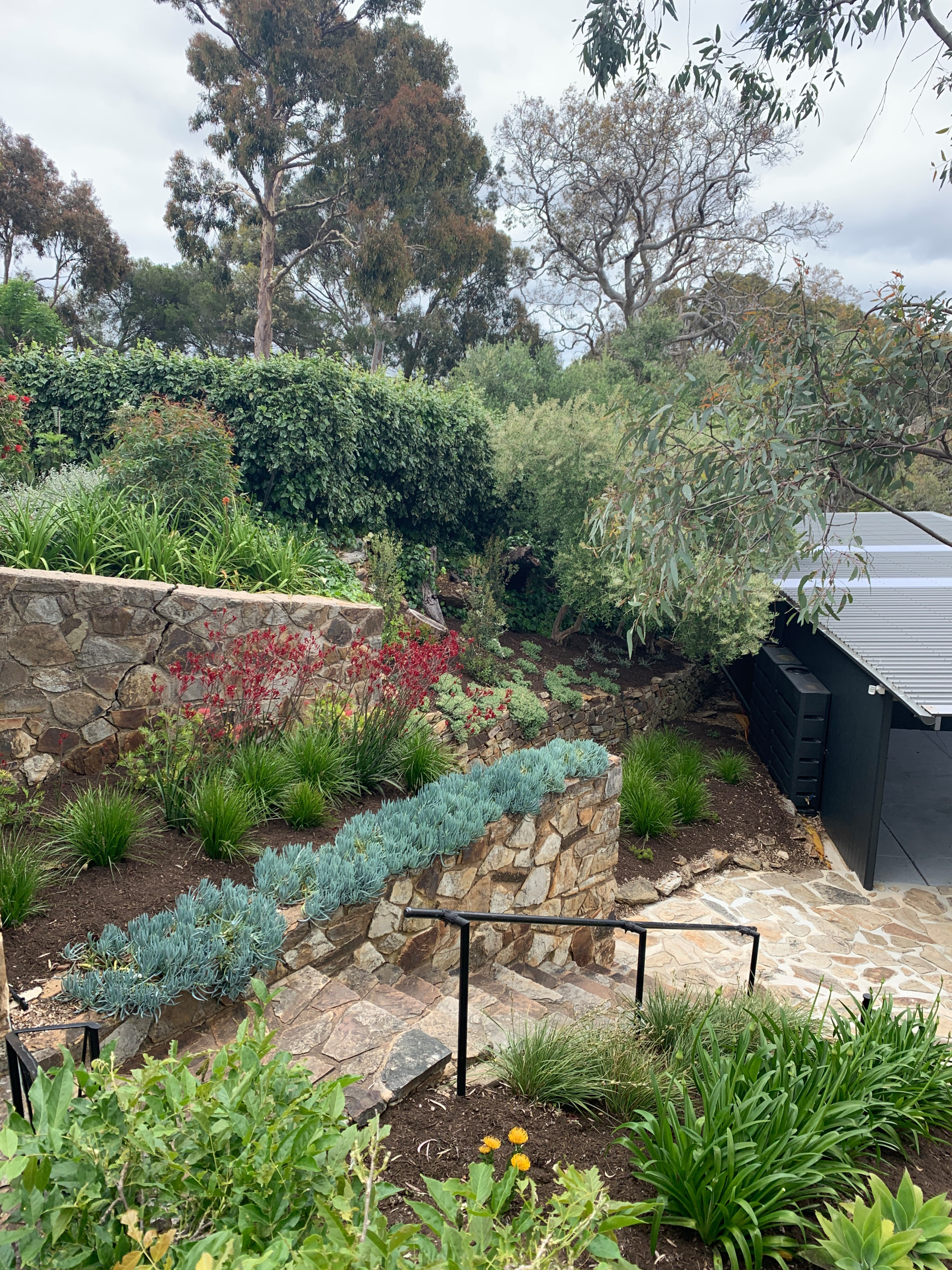 おしゃれな斜面ガーデニング 庭石 の画像 21年9月 Houzz ハウズ