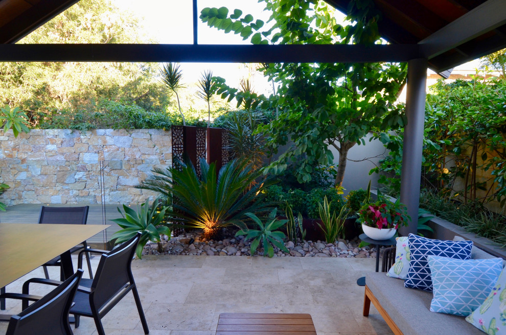 Kleiner Moderner Patio hinter dem Haus mit Natursteinplatten in Perth