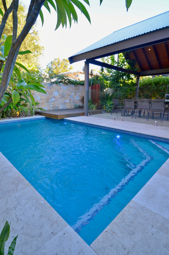 Idée de décoration pour une petite piscine arrière design avec des pavés en pierre naturelle.