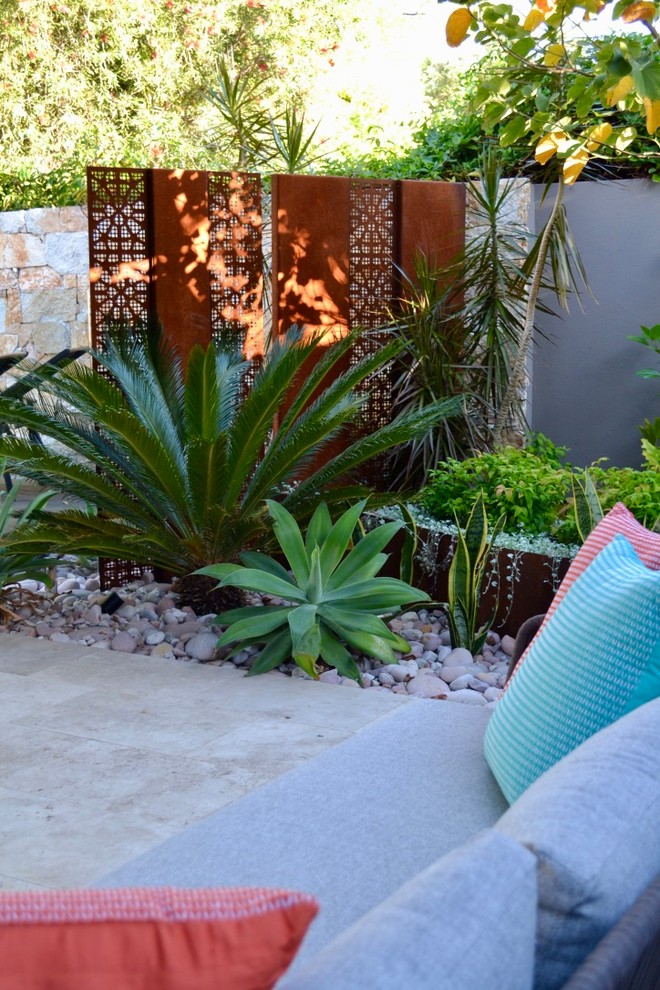 Ispirazione per un piccolo giardino minimal esposto a mezz'ombra dietro casa in estate con pavimentazioni in pietra naturale