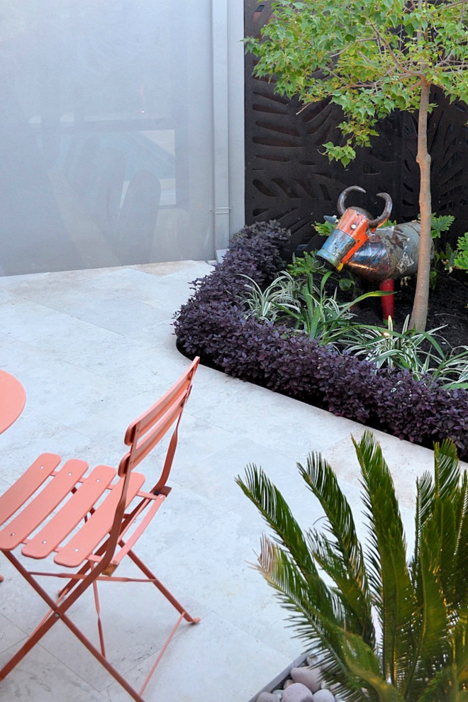 Kleiner Moderner Garten im Herbst, neben dem Haus mit Blumenbeet, direkter Sonneneinstrahlung und Natursteinplatten in Perth