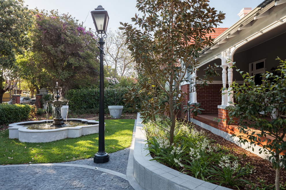 На фото: большой солнечный, летний участок и сад на переднем дворе в классическом стиле с хорошей освещенностью и покрытием из каменной брусчатки с