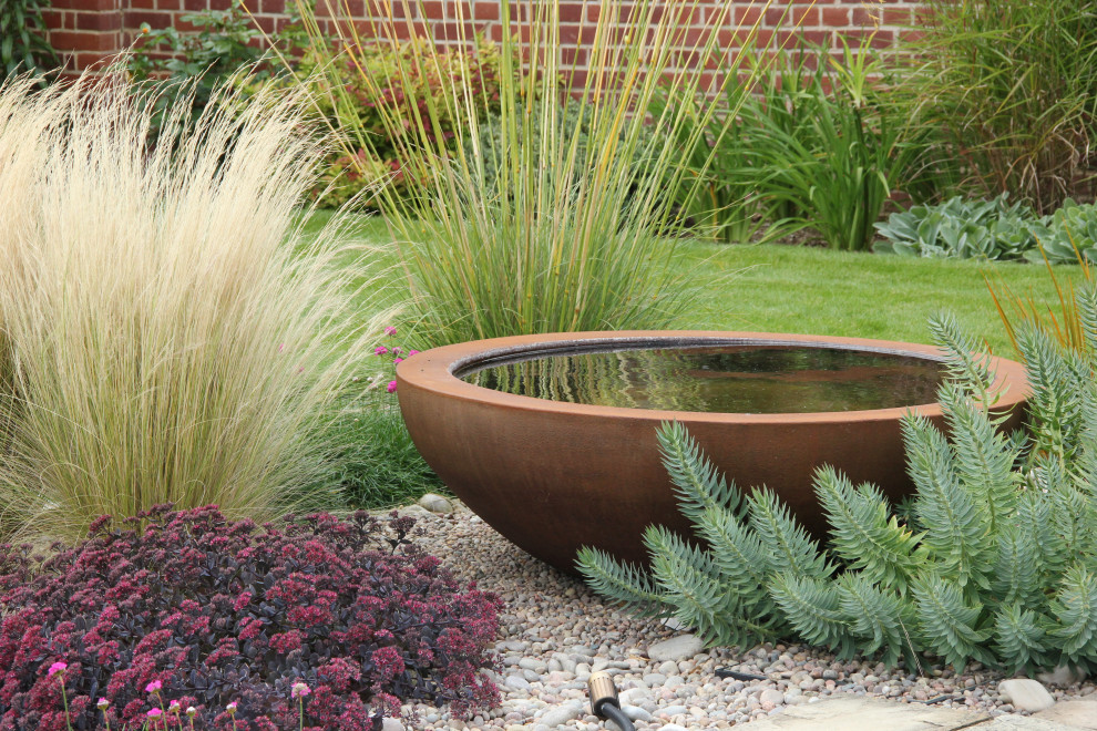 Modelo de jardín de secano contemporáneo de tamaño medio en patio trasero con exposición total al sol y gravilla