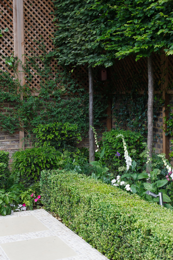 На фото: маленький солнечный, летний участок и сад на внутреннем дворе в современном стиле с хорошей освещенностью и покрытием из каменной брусчатки для на участке и в саду