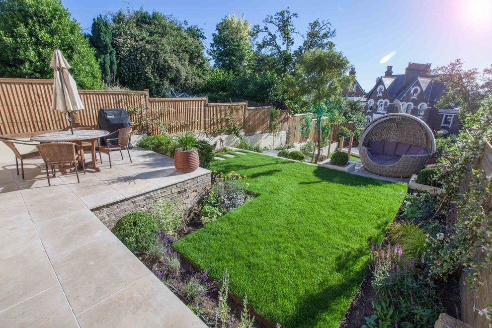 На фото: большой участок и сад на заднем дворе в современном стиле с покрытием из каменной брусчатки