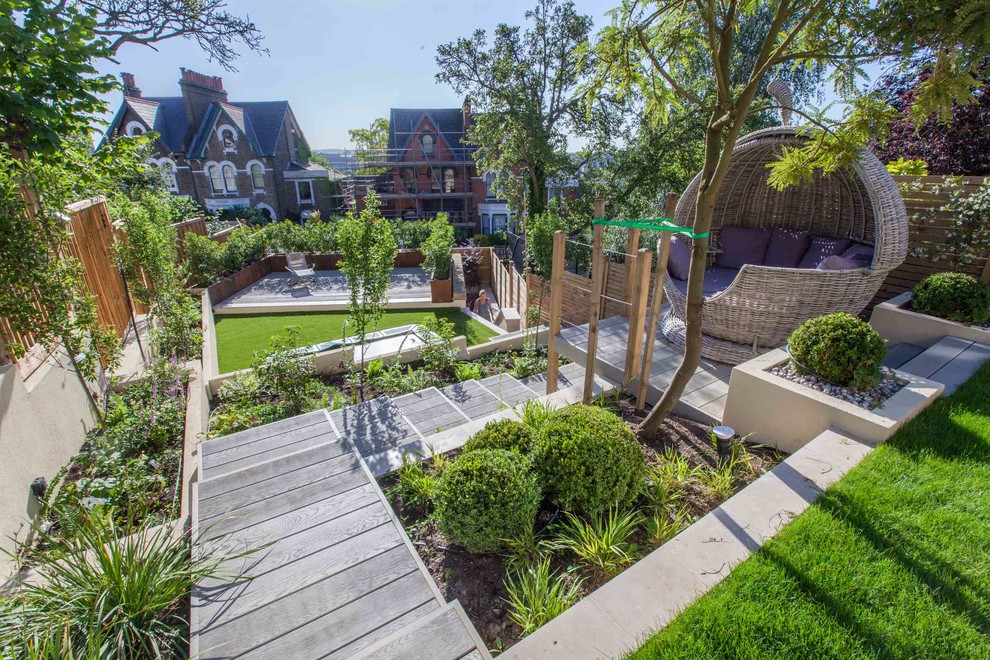 Стильный дизайн: большой участок и сад на заднем дворе в современном стиле с настилом - последний тренд
