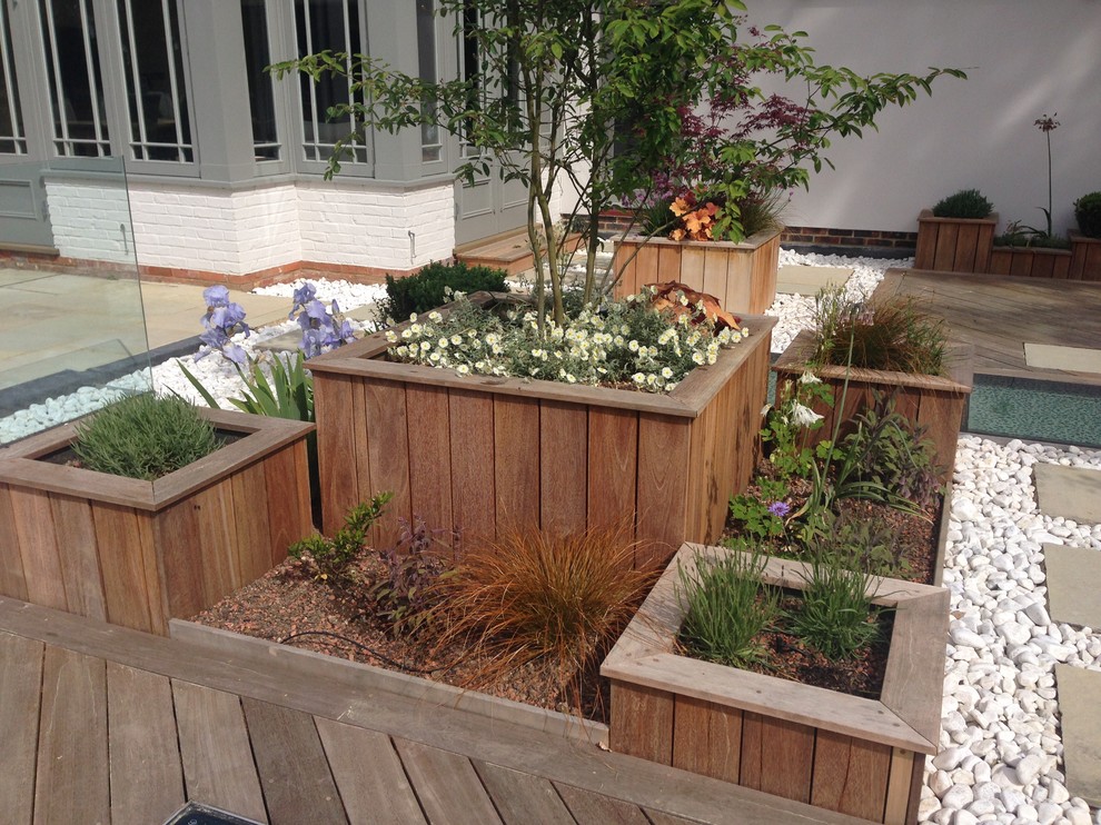 Photo of a contemporary landscaping in Surrey.