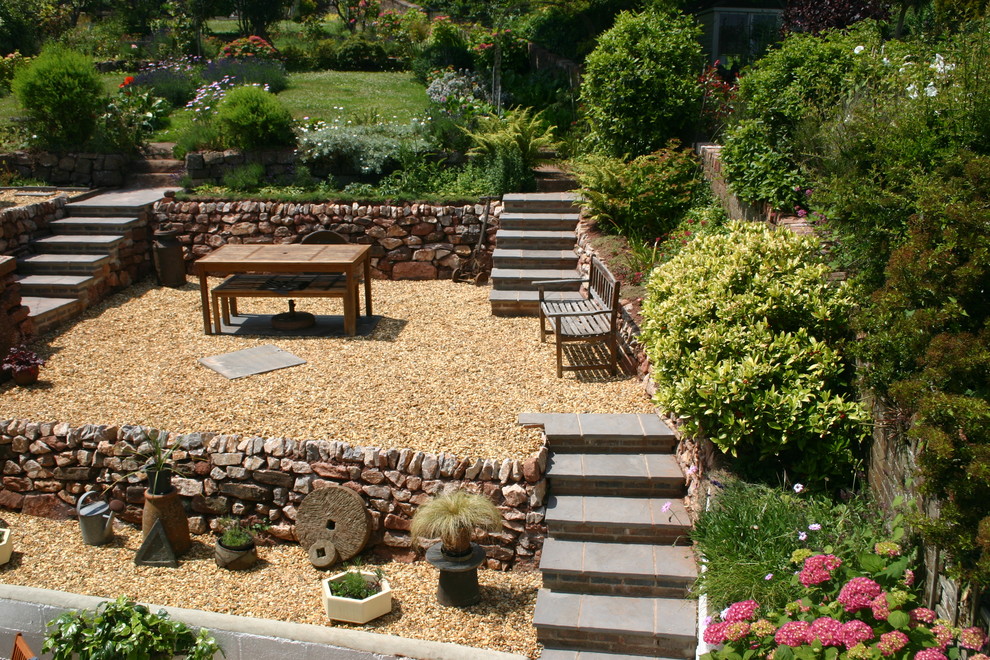 Пример оригинального дизайна: большой солнечный участок и сад на заднем дворе в стиле кантри с хорошей освещенностью и покрытием из гравия