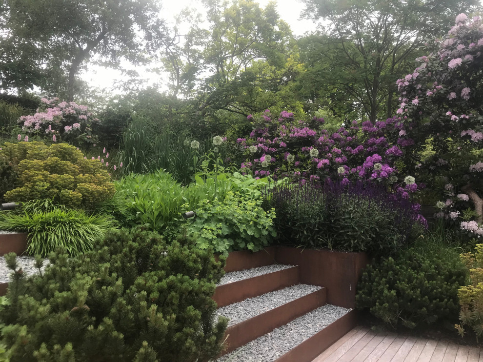 На фото: большой регулярный сад на заднем дворе в современном стиле с садовой дорожкой или калиткой с