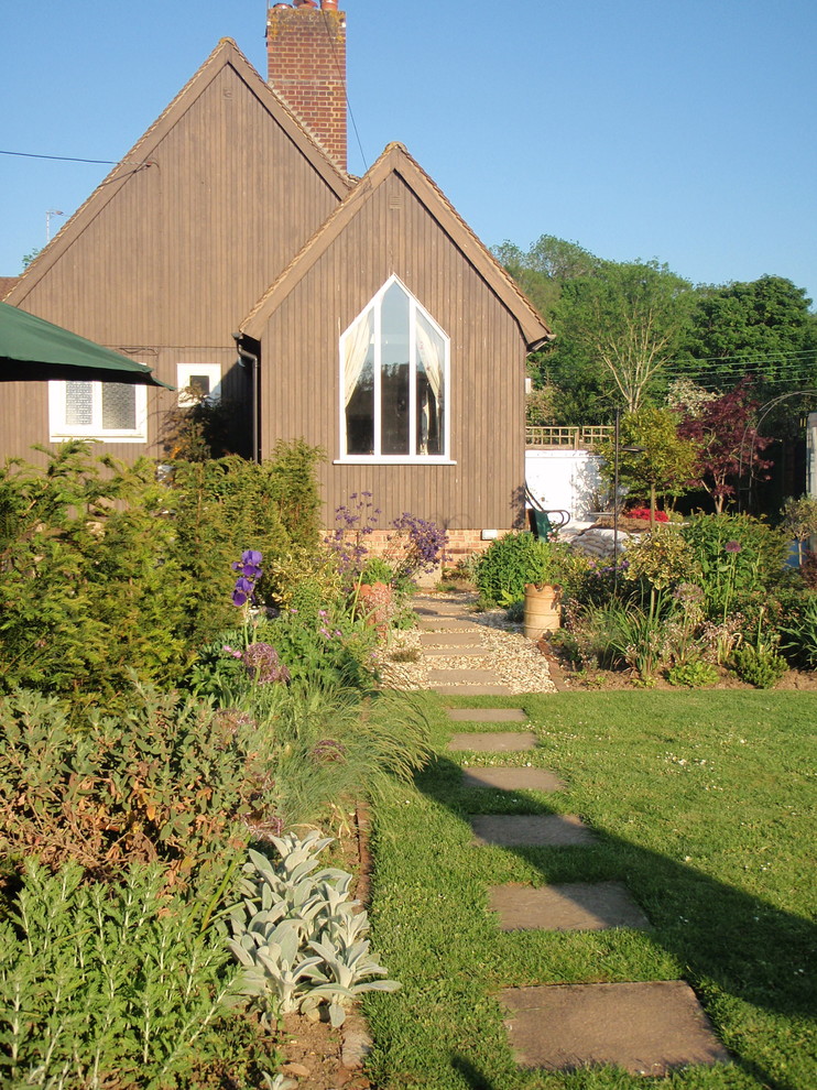 This is an example of a farmhouse garden in Hampshire.