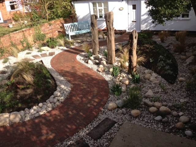 Пример оригинального дизайна: маленький регулярный сад на заднем дворе в стиле шебби-шик с садовой дорожкой или калиткой и мощением клинкерной брусчаткой для на участке и в саду