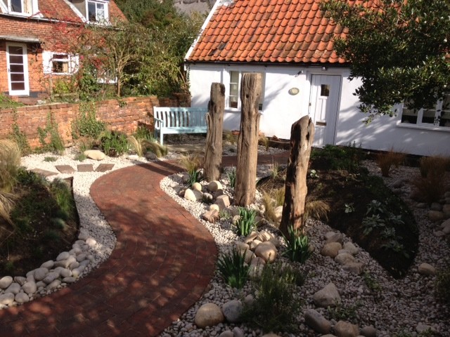 Geometrischer, Kleiner Shabby-Look Gartenweg hinter dem Haus mit Pflastersteinen in Hertfordshire