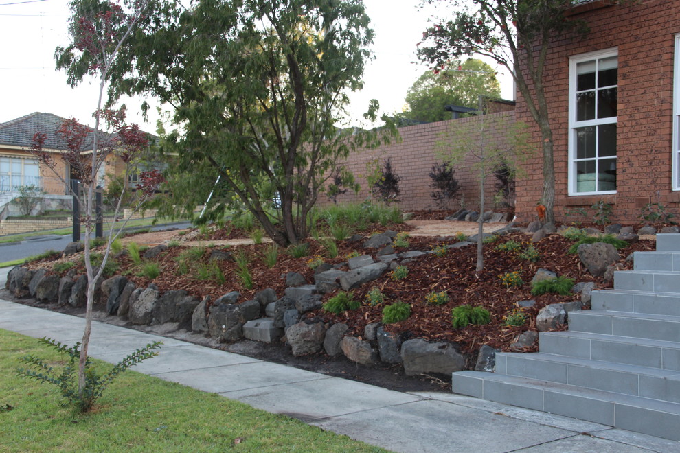 Photo of a small traditional full sun front yard gravel garden path in Melbourne for fall.