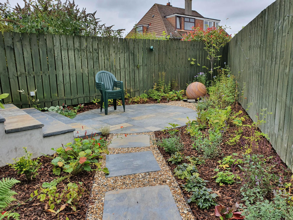 Idee per un piccolo giardino tradizionale esposto a mezz'ombra dietro casa con un ingresso o sentiero e pavimentazioni in pietra naturale