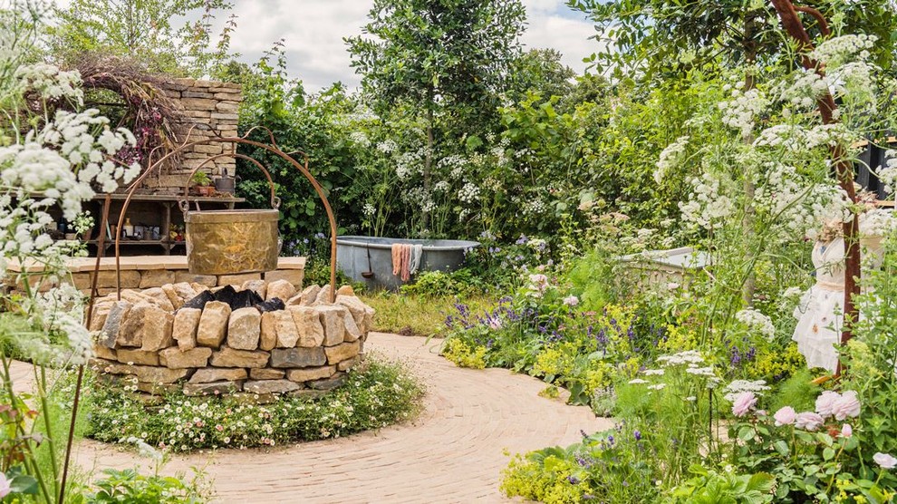 Immagine di un giardino formale country con un focolare