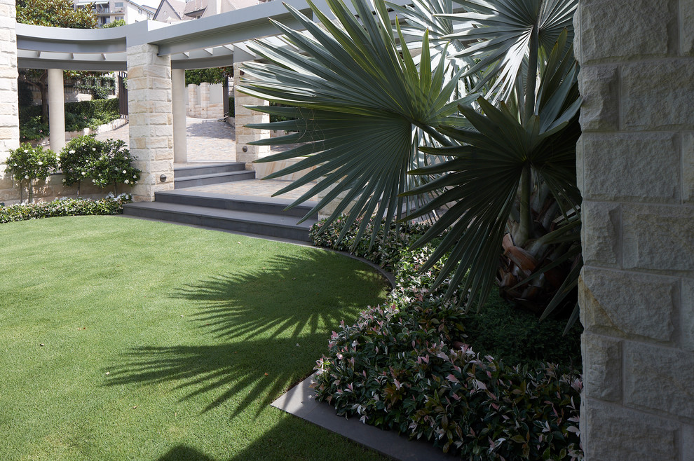 Esempio di un grande giardino formale contemporaneo esposto in pieno sole davanti casa con un ingresso o sentiero