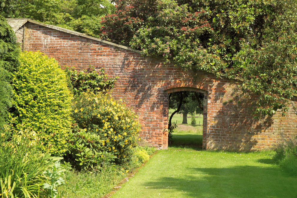 Klassischer Garten mit direkter Sonneneinstrahlung in Cheshire