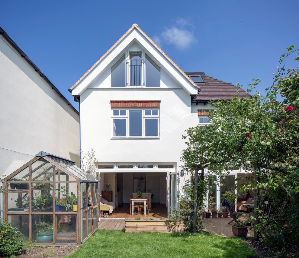 Стильный дизайн: солнечный огород на участке на заднем дворе в классическом стиле с хорошей освещенностью и настилом - последний тренд