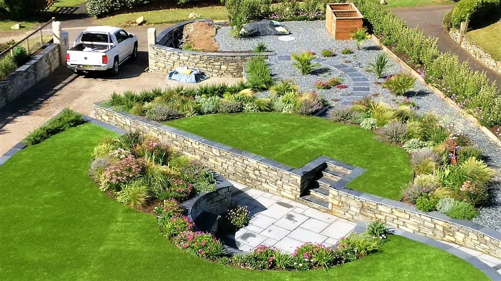 Geometrischer, Mittelgroßer Maritimer Garten im Frühling mit direkter Sonneneinstrahlung und Natursteinplatten in Cornwall