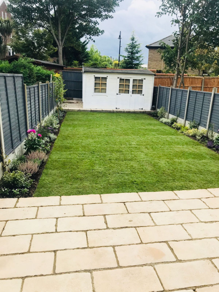 Idee per un piccolo giardino formale minimalista esposto a mezz'ombra dietro casa in estate con un ingresso o sentiero e pavimentazioni in cemento