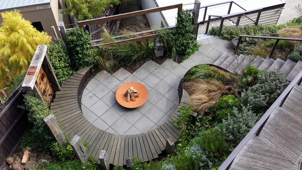 Свежая идея для дизайна: маленький солнечный, летний регулярный сад на внутреннем дворе в современном стиле с хорошей освещенностью и мощением тротуарной плиткой для на участке и в саду - отличное фото интерьера