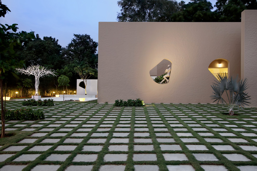 アフマダーバードにある広いコンテンポラリースタイルのおしゃれな庭の写真