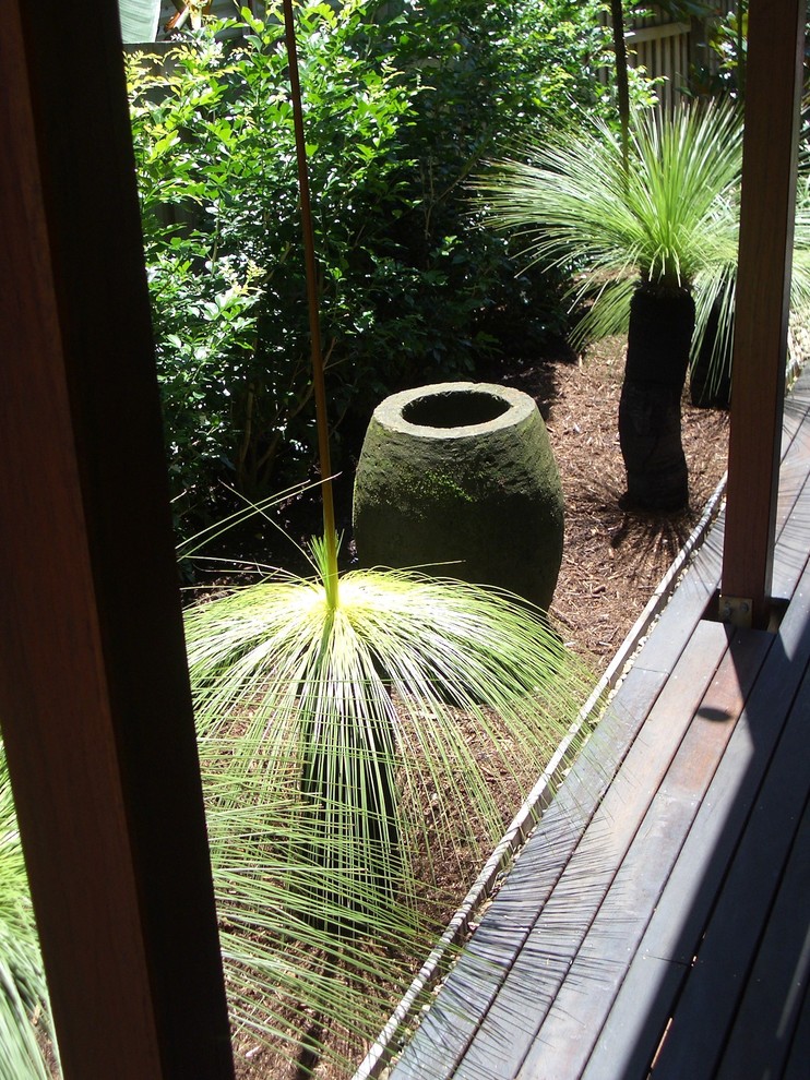 Exemple d'un jardin sur cour exotique l'été avec un point d'eau et une exposition partiellement ombragée.