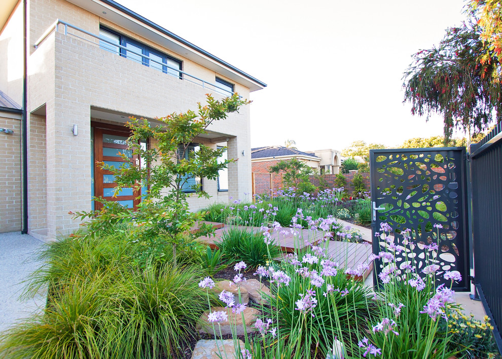 Esempio di un grande giardino xeriscape boho chic esposto in pieno sole davanti casa con pavimentazioni in pietra naturale