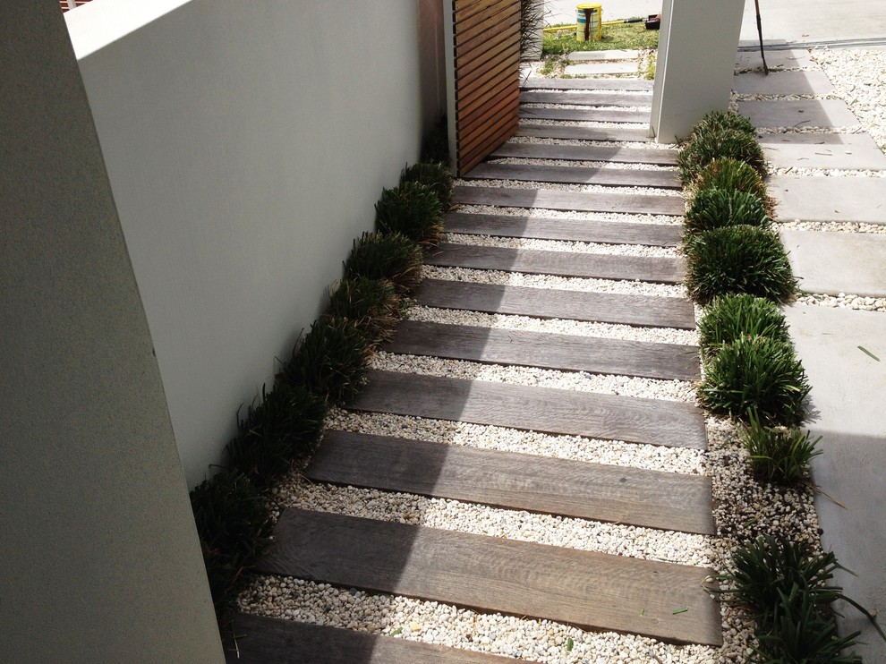 This is an example of a tropical full sun backyard landscaping in Sydney with decking.