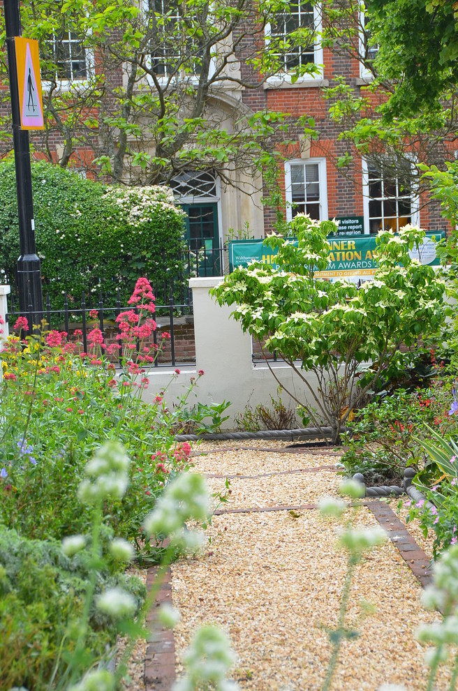 Источник вдохновения для домашнего уюта: участок и сад среднего размера на переднем дворе в викторианском стиле
