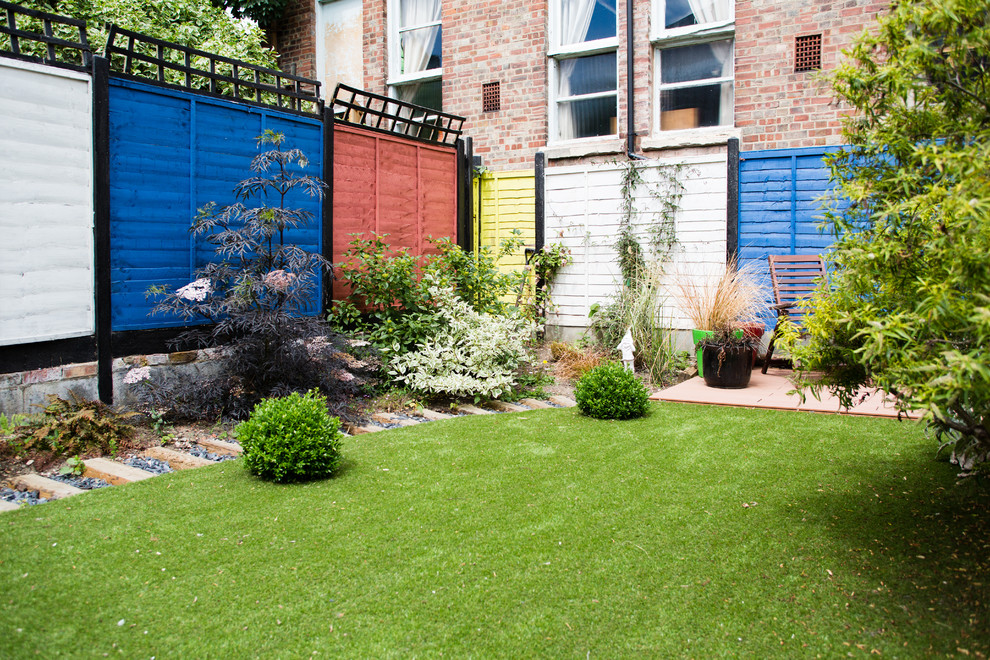 Пример оригинального дизайна: участок и сад на заднем дворе в стиле фьюжн с покрытием из гравия и забором