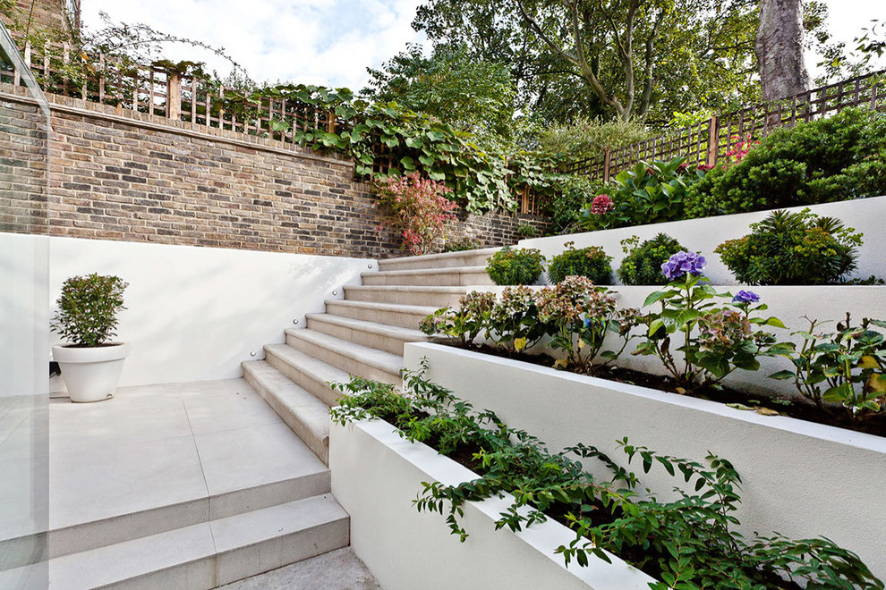 Geometrischer, Halbschattiger Klassischer Garten mit Kübelpflanzen in London