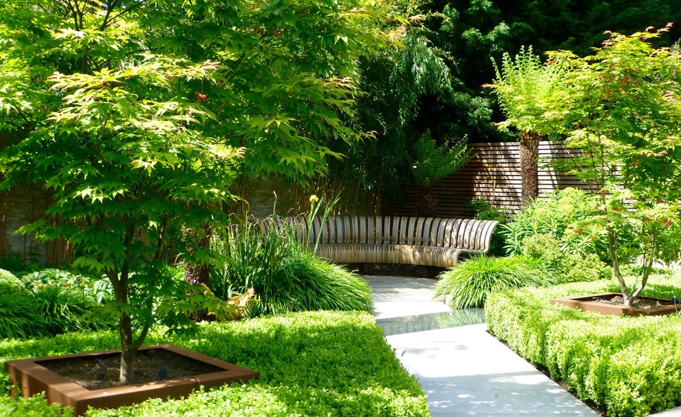 Esempio di un giardino design esposto a mezz'ombra di medie dimensioni e dietro casa in estate