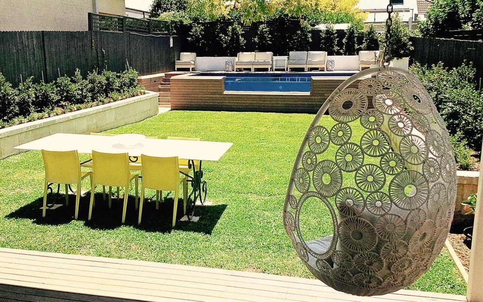 Idee per un giardino contemporaneo dietro casa con pedane
