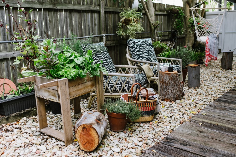 Cette image montre un petit jardin potager latéral chalet avec une exposition partiellement ombragée et du gravier.