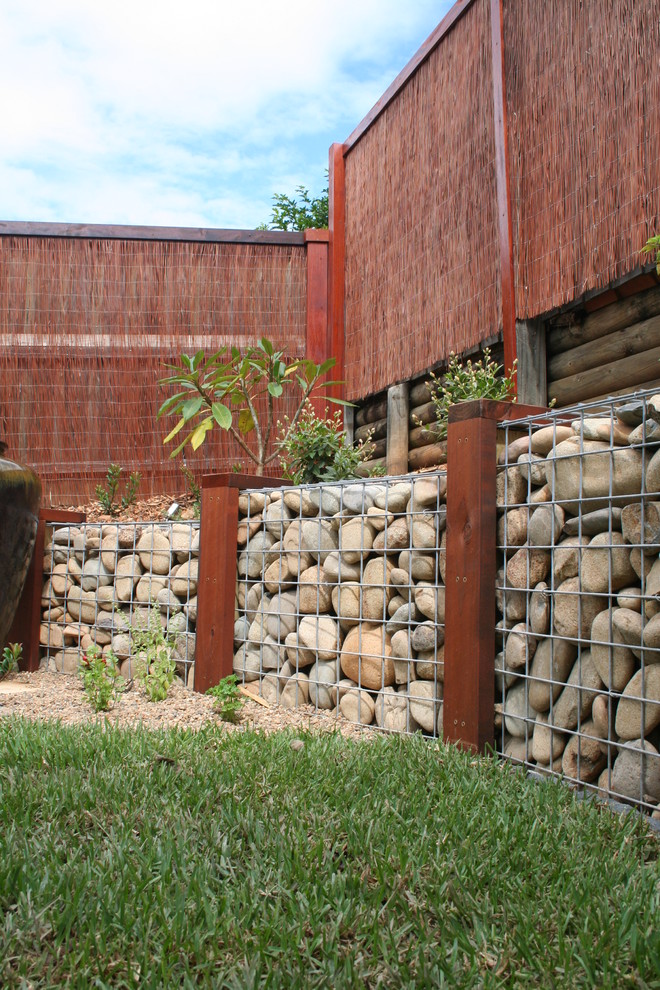 Esempio di un giardino minimal esposto in pieno sole di medie dimensioni e dietro casa con pavimentazioni in cemento