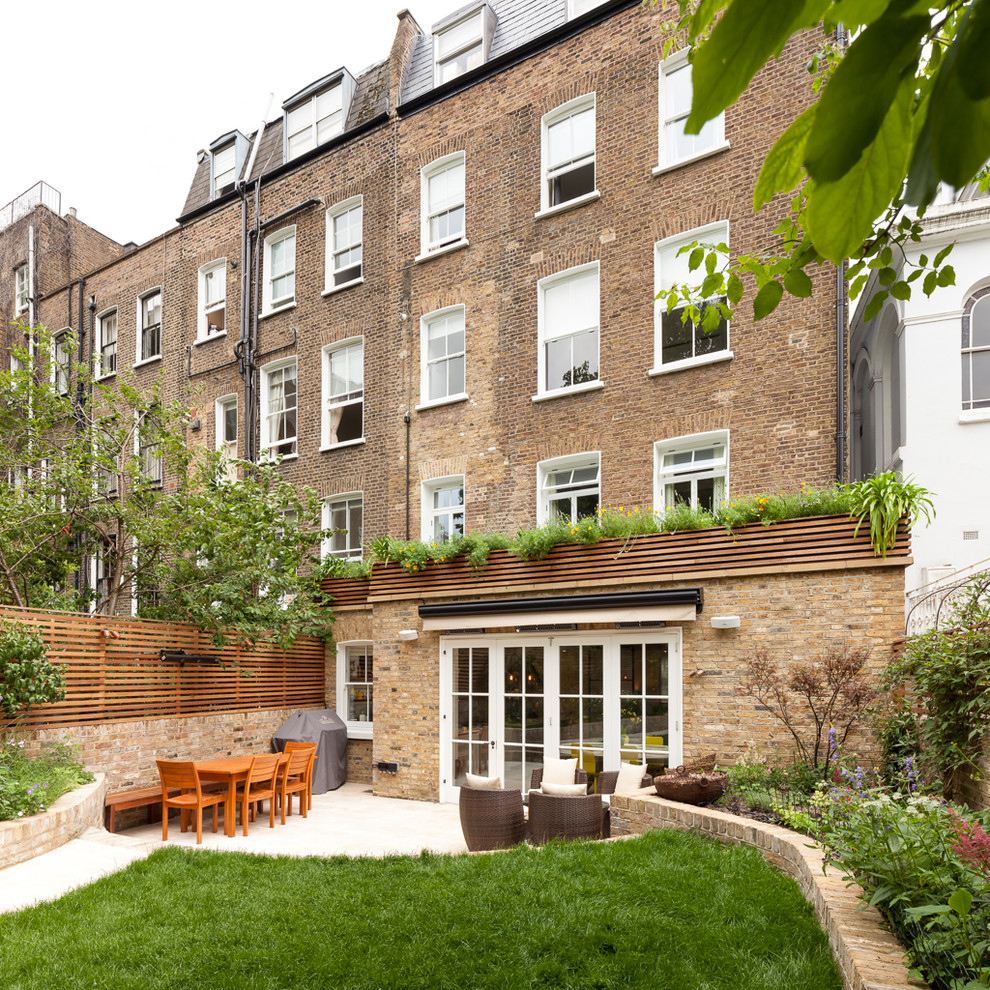 Mittelgroßer Klassischer Garten hinter dem Haus mit Natursteinplatten in London