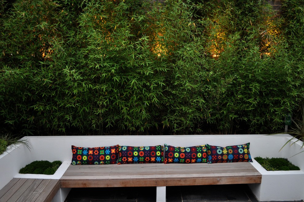 Immagine di un giardino formale minimal esposto in pieno sole di medie dimensioni e dietro casa con pedane