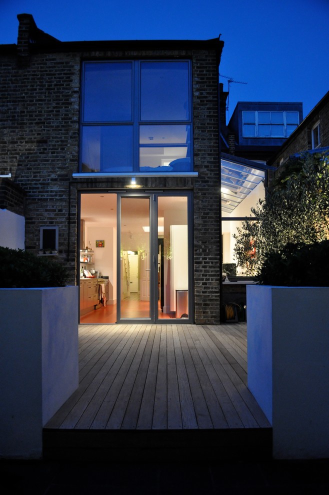 Geometrischer, Mittelgroßer Moderner Garten hinter dem Haus mit direkter Sonneneinstrahlung und Dielen in London