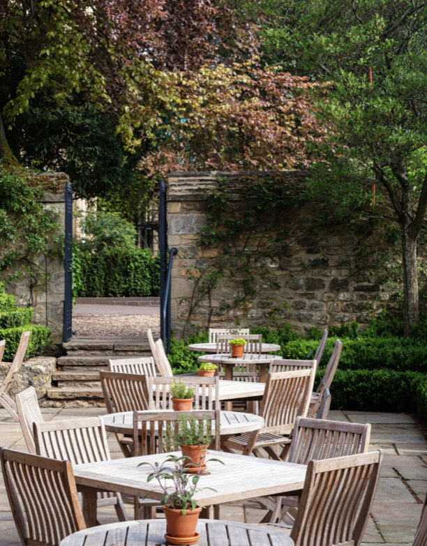 Patio - mid-sized traditional front yard patio idea in Oxfordshire