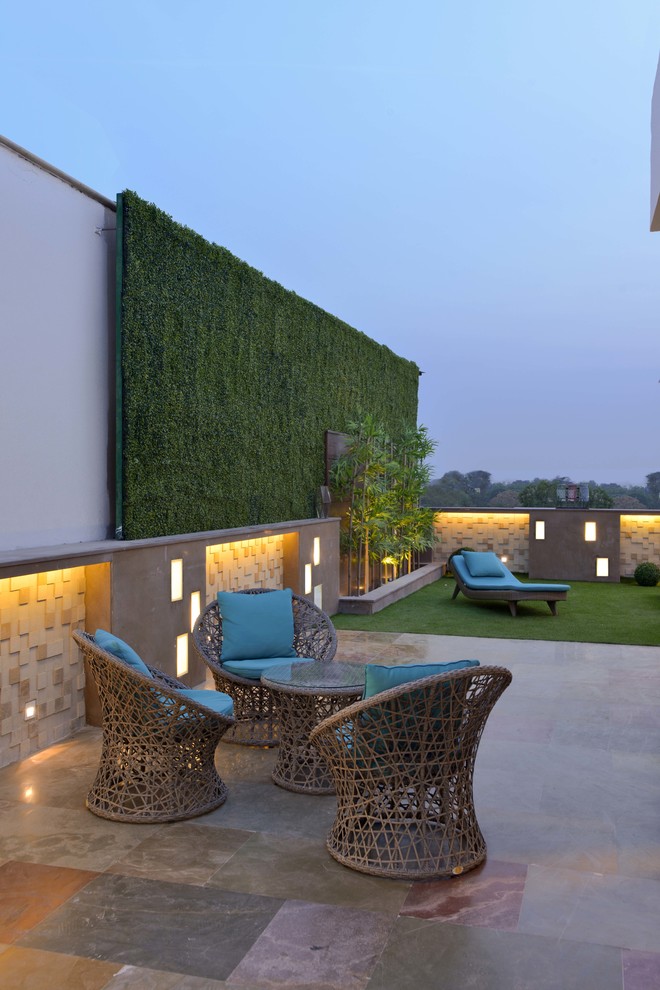 Aménagement d'un jardin sur toit contemporain de taille moyenne avec une exposition partiellement ombragée et des pavés en béton.