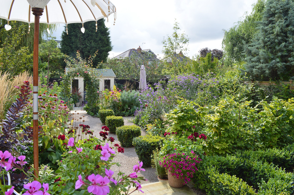 Cette photo montre un jardin chic de taille moyenne avec une exposition ensoleillée et du gravier.